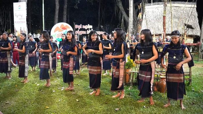 Đội chiêng nữ làng Húp (xã Ya Ma) trong chương trình “Cồng chiêng cuối tuần - Thưởng thức và Trải nghiệm” đặc biệt. Ảnh: Chu Hằng