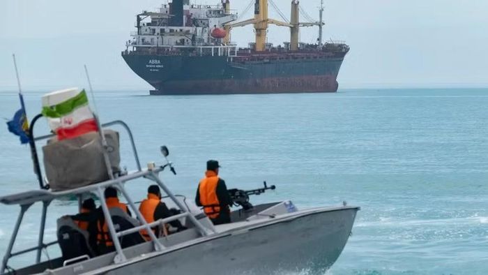  Xuồng cao tốc Iran tiếp cận một tàu chở hàng gần vịnh Ba Tư. Ảnh: Getty 
