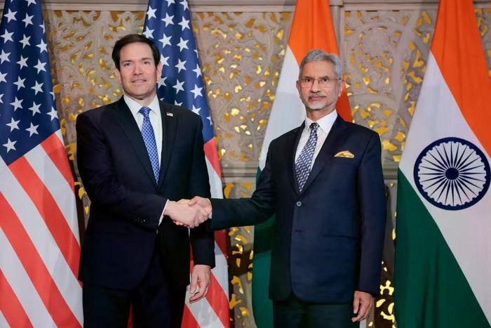  Ngoại trưởng Mỹ Marco Rubio (trái) bắt tay Ngoại trưởng Ấn Độ Subrahmanyam Jaishankar (phải) trước cuộc gặp giữa hai bên tại Mumbai, Ấn Độ, ngày 20-10-2026. Ảnh: AP 