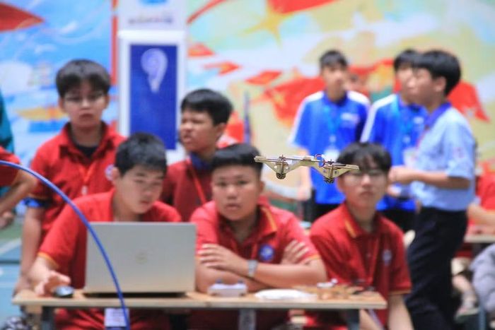  Các thành viên đội thi đều rất tập trung quan sát đường bay, phối hợp giữa thao tác điều khiển và theo dõi thiết bị trong quá trình thực hiện nhiệm vụ. Khả năng kiểm soát độ cao và hướng di chuyển là những yêu cầu quan trọng khi drone vượt qua các cổng chướng ngại vật. Ảnh: Hoàng Hoài 