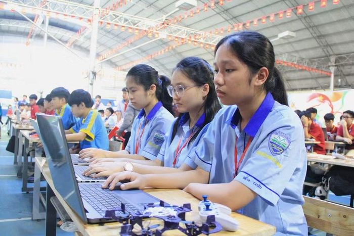  Với 32 đội thi, các thành viên đều phải tập trung cao độ khi thao tác trên máy tính, phối hợp vận hành drone trong phần thi thực hành. Thông qua hoạt động này, học sinh có cơ hội vận dụng kiến thức lập trình, rèn luyện tư duy logic và kỹ năng phối hợp khi giải quyết nhiệm vụ. Ảnh: Hoàng Hoài 