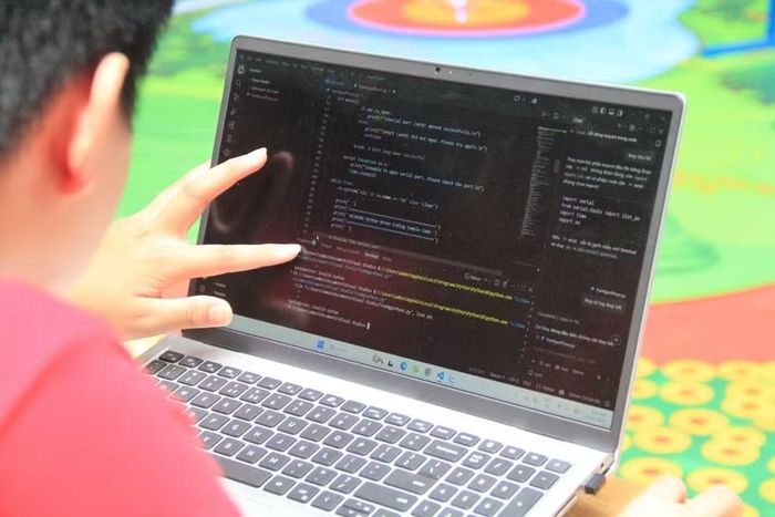  Có nhiều đội thi gặp sự cố về code buộc phải kiểm tra và xử lý sửa mã lệnh trên máy tính ngay tại hội thi. Theo quy chế, phần thi lập trình tự động chiếm 60/100 điểm, yêu cầu thiết bị thực hiện lần lượt các cột mốc trên sa bàn theo chương trình đã xây dựng. Ảnh: Hoàng Hoài 