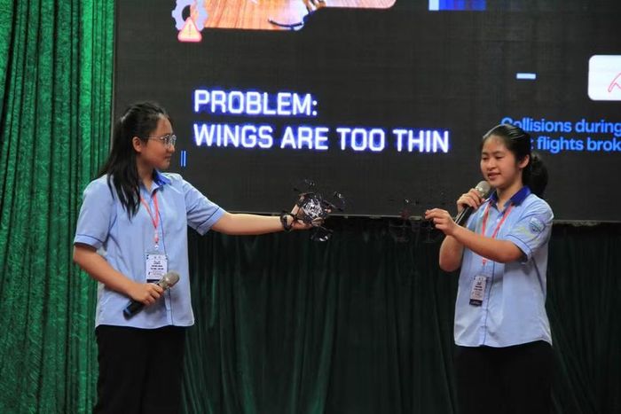  Ngoài thi đấu bay drone tự động và tự lái, các đội thi còn được trình bày song ngữ về sản phẩm drone trước Ban giám khảo, giới thiệu thiết kế và những vấn đề kỹ thuật trong quá trình phát triển sản phẩm. Đây là dịp để các em thể hiện khả năng diễn đạt ý tưởng, giải thích phương án kỹ thuật và chia sẻ quá trình thực hiện. Ảnh: Hoàng Hoài 
