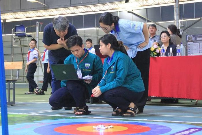  Việc kết hợp hướng dẫn với thực hành giúp học sinh từng bước tiếp cận công nghệ thiết bị bay không người lái, góp phần phát triển năng lực khoa học, công nghệ và tư duy sáng tạo theo tinh thần Nghị quyết số 57-NQ/TW. Ảnh: Hoàng Hoài 