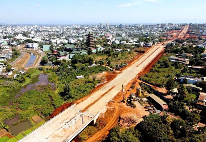  Dự án đường Nguyễn Văn Linh hoàn thành sau nhiều năm gặp khó vì mặt bằng. Ảnh: Q.T 