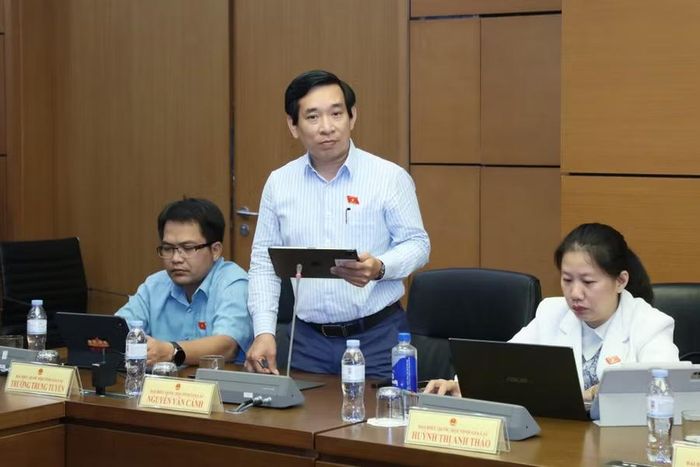 ĐB Nguyễn Văn Cảnh đề nghị bổ sung khu vực cách ly tại ga tàu điện ngầm vào danh mục cấm hút thuốc, tránh cách hiểu khác nhau giữa nhà ga dưới lòng đất và khu vực trên cao có mái che. Ảnh: Đoàn ĐBQH tỉnh Gia Lai