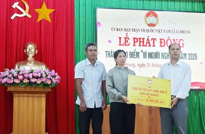  Ông Puih Rúc (bìa phải)-Chủ tịch Ủy ban MTTQ Việt Nam xã Ia Hrung trao 60 triệu đồng hỗ trợ xây nhà mới cho hộ nghèo. Ảnh: Khánh Phong 
