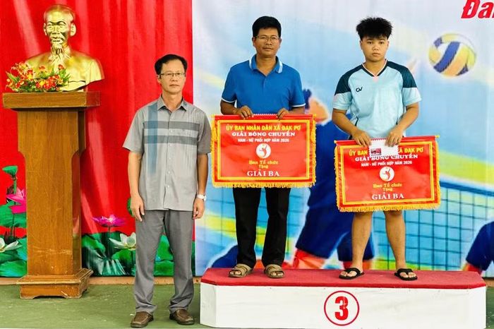 Xã Đak Pơ bế mạc Giải bóng chuyền nam - nữ phối hợp năm 2026. Ảnh: Nguyễn Tú