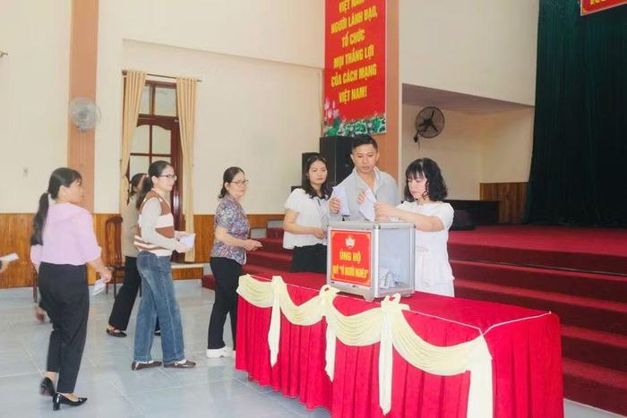 Các doanh nghiệp, tổ chức, cá nhân ủng hộ Quỹ "Vì người nghèo" xã Kbang tại lễ phát động. Ảnh: Hà Duyệt