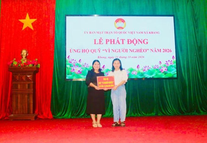 Công ty TNHH Thảo Nguyên Xanh Kbang trao bảng tượng trưng hỗ trợ 10 triệu đồng cho Quỹ "Vì người nghèo". Ảnh: Hà Duyệt