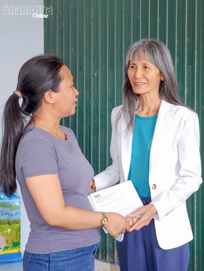 Nhà giáo Ưu tú Nguyễn Thị Thanh Nhị thăm hỏi, động viên người thân anh Nguyễn Chương ở xã Ninh Sơn vượt qua khó khăn.