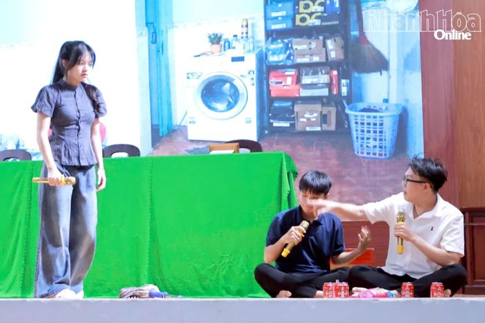 Sinh viên Trường Đại học Nha Trang tham gia một phiên tòa giả định.