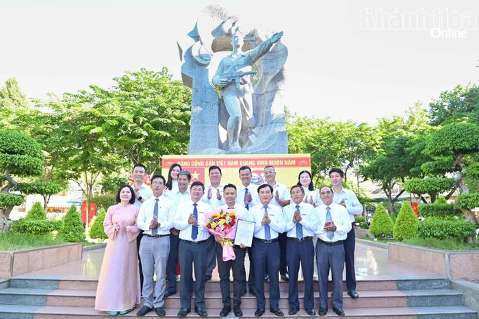 Đại diện Đảng ủy Các cơ quan Đảng tỉnh Khánh Hòa; Đảng ủy, Ban Giám đốc Báo và Phát thanh, Truyền hình Khánh Hòa chúc mừng đảng viên mới Thái Khắc Thịnh.