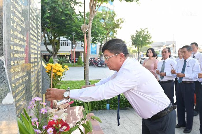 Ông Lê Hoàng Triều - Bí thư Đảng ủy, Giám đốc Báo và Phát thanh, Truyền hình Khánh Hòa dâng hương tại Bia ghi danh những liệt sĩ hy sinh ở Mặt trận Nha Trang - Khánh Hòa.