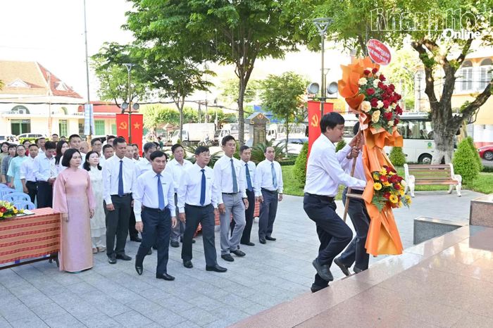 Các đại biểu, đảng viên, quần chúng ưu tú dâng hoa tại Tượng đài 23 tháng 10.
