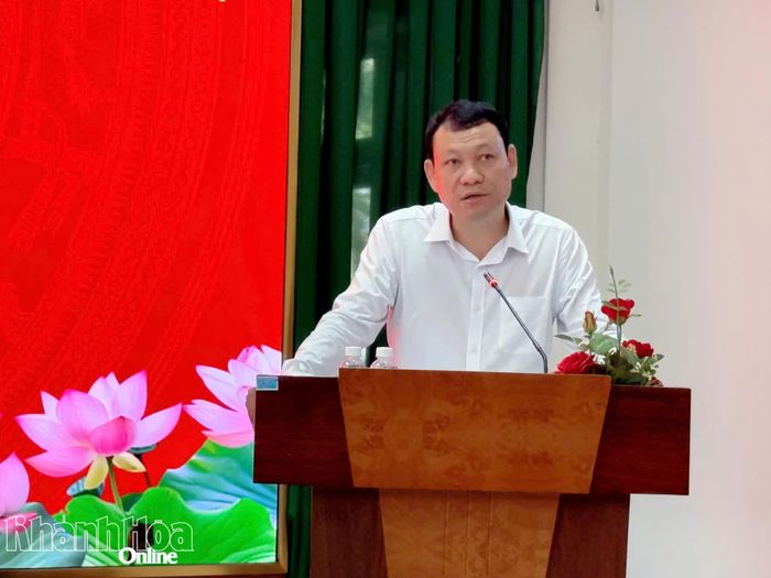 Đồng chí Nguyễn Quang Hồng Văn phát biểu tại lễ khai giảng.