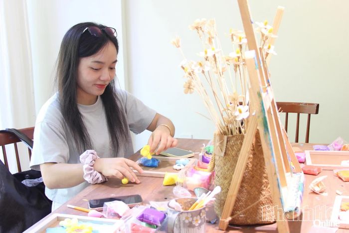 Một bạn trẻ trải nghiệm làm đồ handmade.