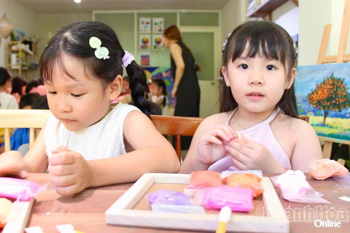 Các em nhỏ tập trung làm những sản phẩm thủ công độc đáo.