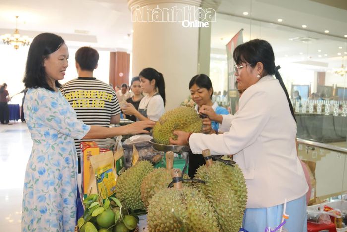 Các sản phẩm nông nghiệp được giới thiệu tại hoạt động trưng bày sản phẩm do Hội Liên hiệp Phụ nữ tỉnh tổ chức.
