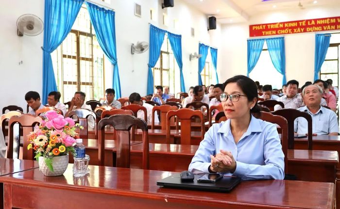 Thường trực Đảng ủy xã Ninh Phước và các học viên dự lễ khai giảng.