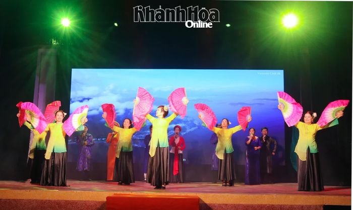 Tiết mục hát múa “Tiếng hát trầm hương, gương sáng tuổi già”.