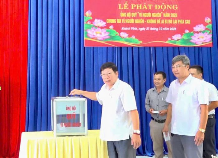 Lãnh đạo xã tham gia ủng hộ Quỹ "Vì người nghèo" tại lễ phát động. Ảnh: PHÙNG QUỲNH