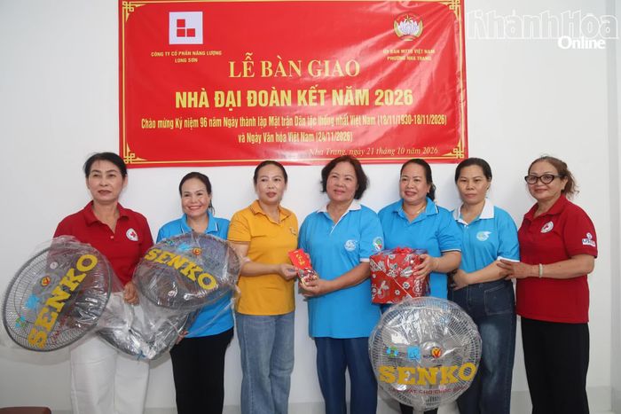 Các chi hội tặng quà cho gia đình bà Tâm.