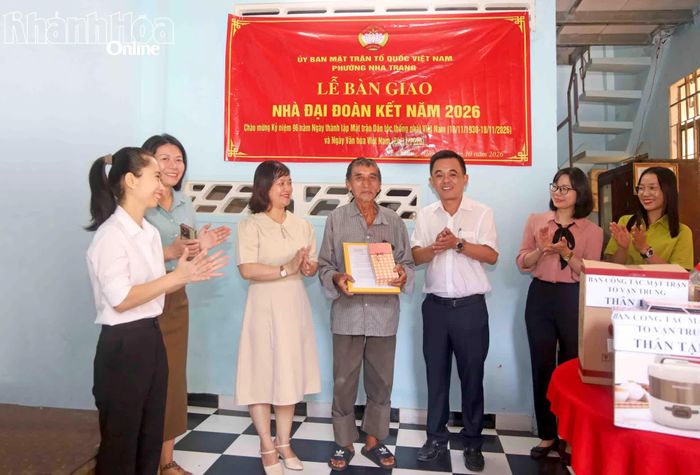 Lãnh đạo phường Nha Trang trao quyết định bàn giao nhà Đại đoàn kết và tặng quà hộ ông Trần Văn Khoa.