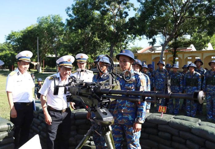 Kiểm tra chất lượng huấn luyện của khẩu đội trưởng súng máy phòng không 12,7mm.