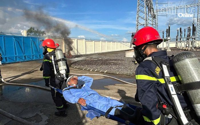 Các chiến sĩ chữa cháy chuyên nghiệp đưa một nạn nhân ra khỏi khu vực nguy hiểm trong tình huống giả định.