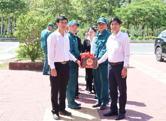 Hài cốt liệt sĩ được đưa về Nghĩa trang liệt sĩ Ninh Thuận.