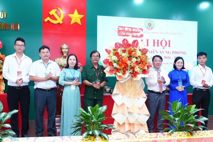 Lãnh đạo Đảng ủy, HĐND, UBND, Ủy ban MTTQ Việt Nam phường Đông Hải tặng hoa chúc mừng đại hội.