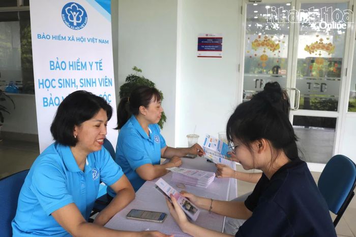 Sinh viên tìm hiểu về chính sách bảo hiểm y tế tại gian hàng tuyên truyền của Bảo hiểm xã hội tỉnh.