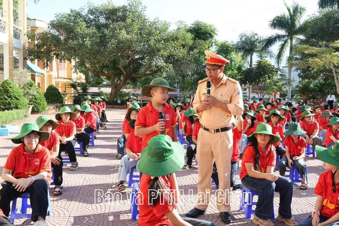 Phổ biến pháp luật về ATGT cũng được đẩy mạnh tại các nhà trường vùng đồng bào DTTS sinh sống.