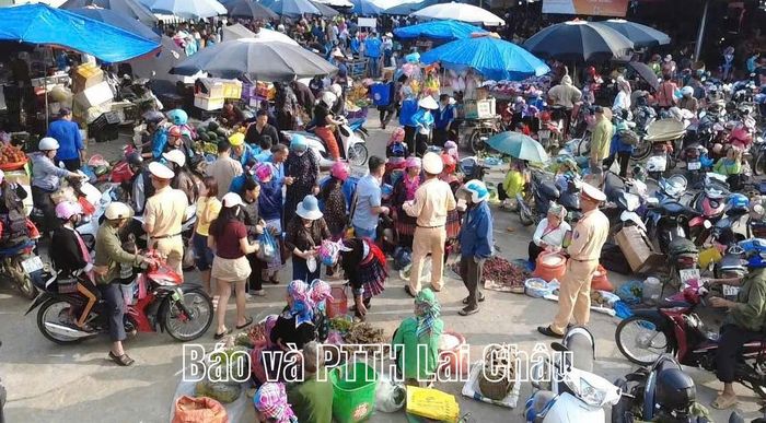 Phổ biến pháp luật về ATGT được cán bộ, chiến sỹ Phòng Cảnh sát giao thông triển khai tại chợ phiên San Thàng (Tân Phong).