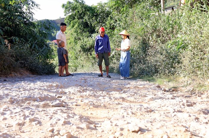 Người dân bản Nà An chia sẻ với phóng viên về những bất tiện trong đi lại do tuyến đường xuống cấp.