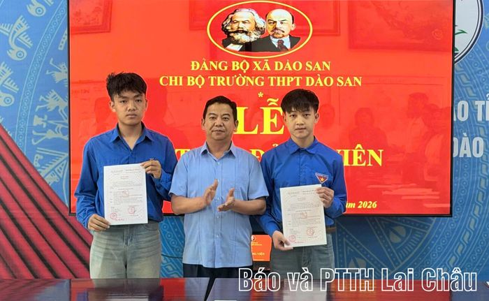 Thường trực Đảng uỷ xã Dào San trao quyết định kết nạp Đảng cho học sinh ưu tú Trường THPT Dào San (xã Dào San).