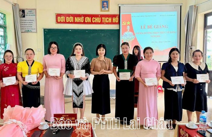 Các học viên có thành tích xuất sắc được trao giấy chứng nhận tại lễ bế giảng lớp bồi dưỡng nhận thức về Đảng năm 2026 tại xã Dào San.