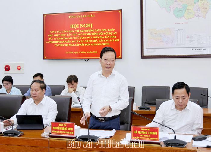 Đồng chí Nguyễn Ngọc Vinh - Phó Bí thư Tỉnh uỷ, Chủ tịch Uỷ ban Mặt trận Tổ quốc Việt Nam tỉnh phát biểu tại hội nghị. 
