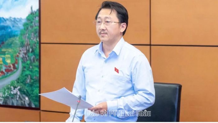Đồng chí Sùng A Hồ, Phó Bí thư Tỉnh ủy, Trưởng Đoàn đại biểu Quốc hội tỉnh Lai Châu chủ trì buổi thảo luận.