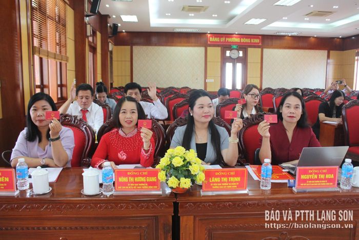 Đại biểu HĐND phường Đông Kinh biểu quyết thông qua nghị quyết tại kỳ họp thứ 6 HĐND phường khóa VIII, nhiệm kỳ 2026 – 2031