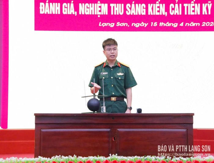 Cán bộ Bộ Chỉ huy Quân sự tỉnh trình bày sáng kiến, cải tiến kỹ thuật