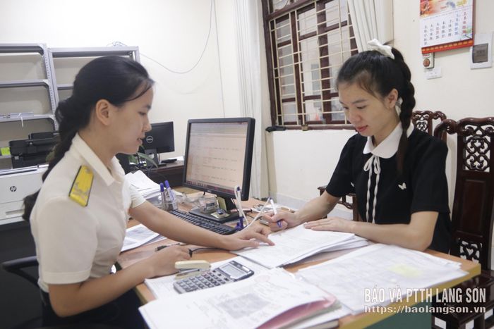 Cán bộ Thuế cơ sở 4 hỗ trợ người nộp thuế tại trụ sở đơn vị