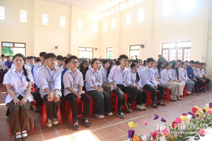 Học sinh tham dự buổi tuyên truyền