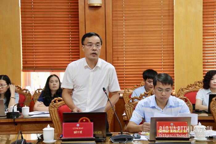 Lãnh đạo Sở Y tế trình bày báo cáo tại cuộc họp