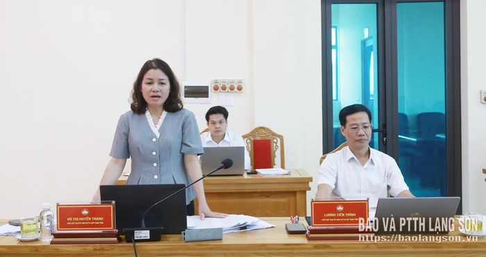 Phó Chủ tịch Ủy ban MTTQ Việt Nam tỉnh, Chánh Văn phòng Ủy ban MTTQ Việt Nam tỉnh phát biểu thảo luận tại cuộc họp