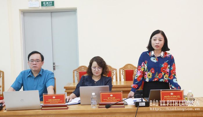 Phó Chủ tịch Ủy ban MTTQ Việt Nam tỉnh, Chủ tịch Hội Liên hiệp Phụ nữ tỉnh phát biểu thảo luận tại cuộc họp