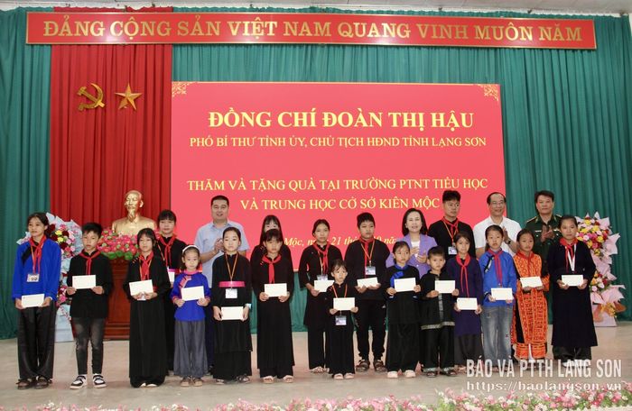Đoàn công tác trao quà cho học sinh Trường Phổ thông nội trú Tiểu học và THCS Kiên Mộc