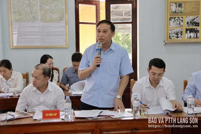 Lãnh đạo xã Đình Lập báo cáo về tình hình thực hiện nhiệm vụ phát triển kinh tế - xã hội năm 2026