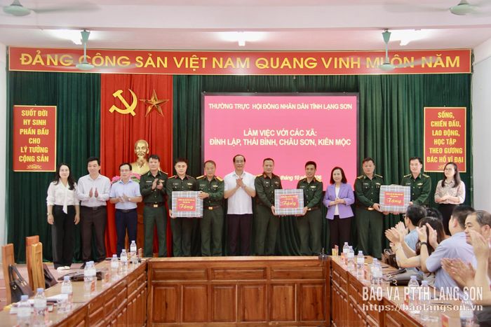 Đoàn công tác trao quà cho cán bộ, chiến sĩ Đồn Biên phòng Chi Lăng, Nông Lâm trường 461 (Đoàn Kinh tế - Quốc phòng 338) và Tổ công tác Tiền trạm Lữ đoàn công binh 575 (Quân khu I)